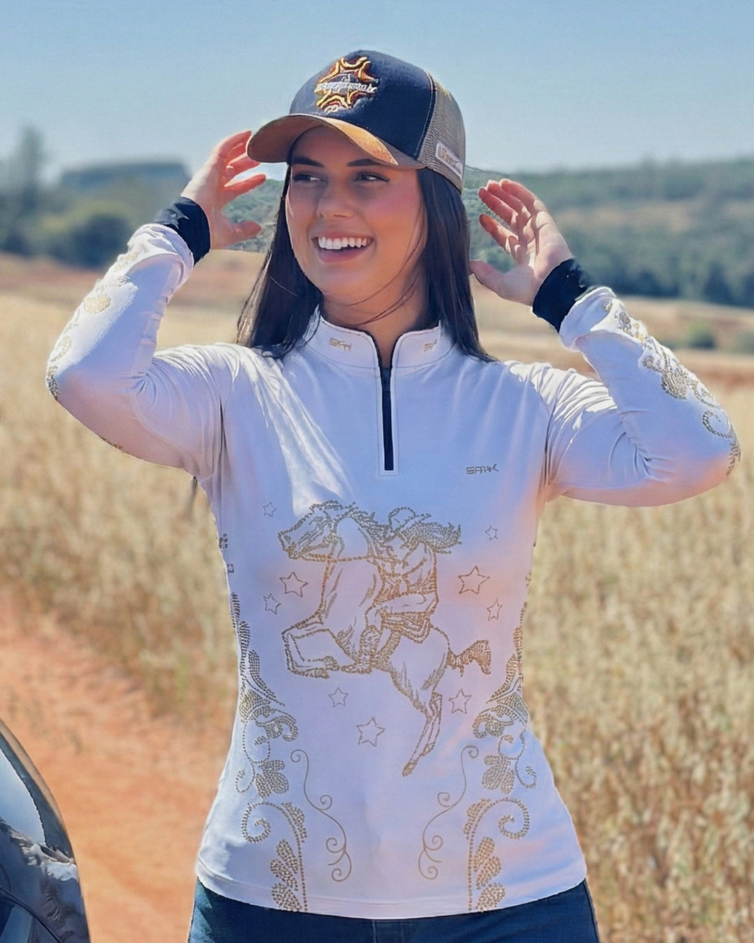 Camisa Agro Feminina BRK Amazona Floral Strass Branca e Dourado com Proteção Solar UV50+