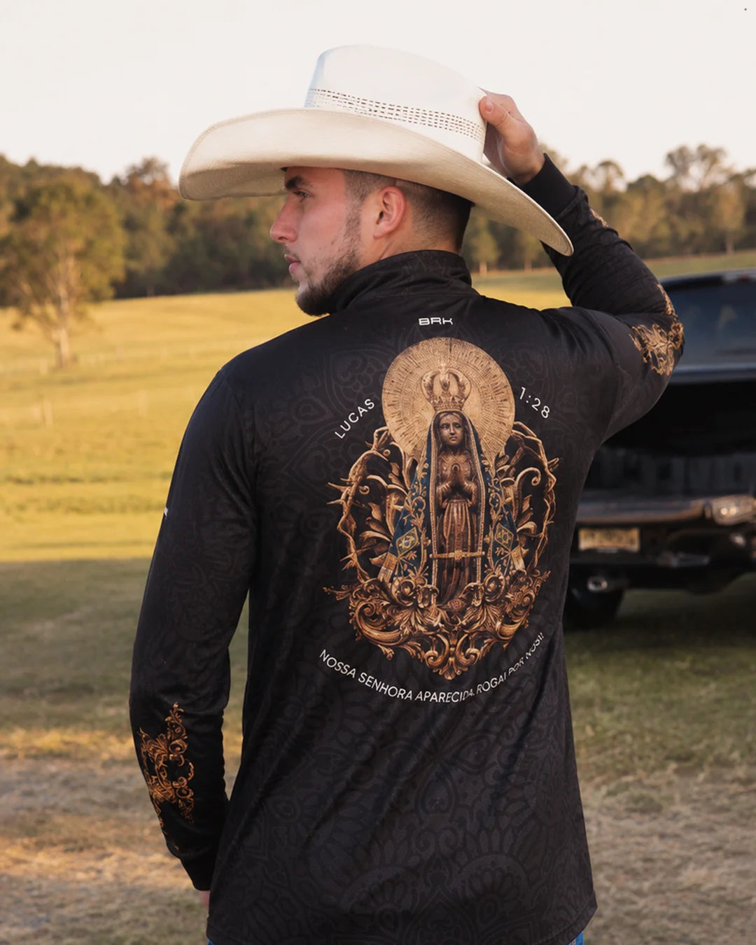 Camisa Nossa Senhora Aparecida Rogai por Nós Preto Ouro Velho com Proteção UV50 - Brk Agro