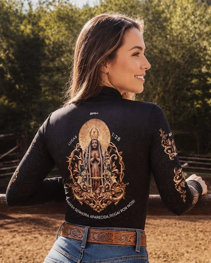 Camisa Feminina Nossa Senhora Aparecida Rogai por Nós Preto Ouro Velho com UV50 - Brk Agro